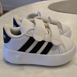 Adidas Toddler Grand Court 2.0. size 5